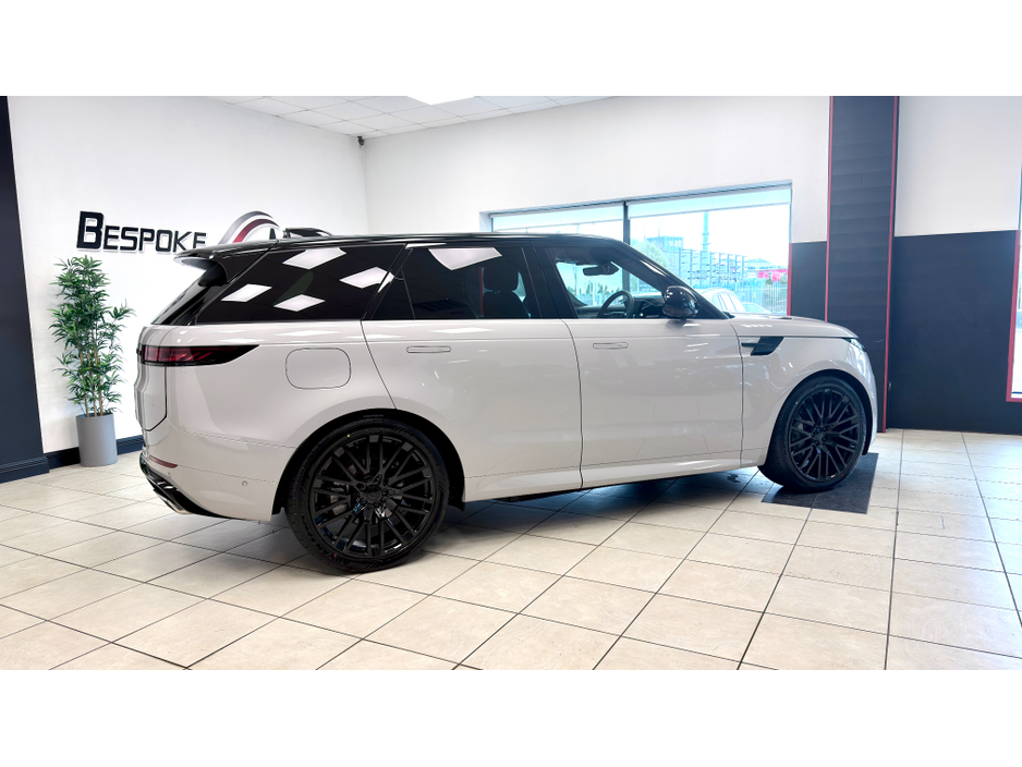 2025 Land Rover Range Rover - image 9