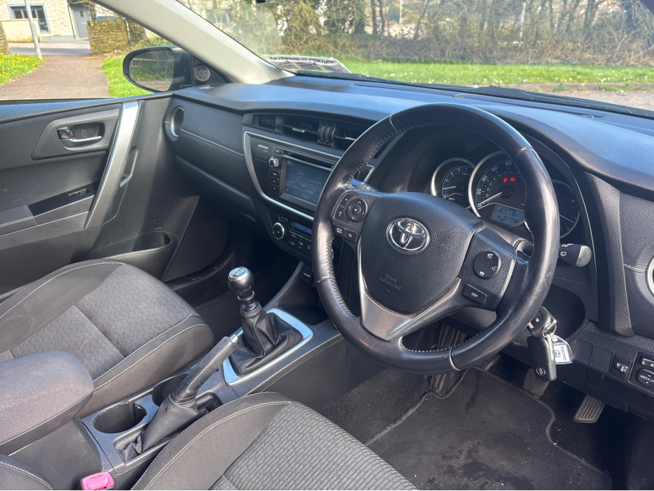 2014 Toyota Auris - image 11