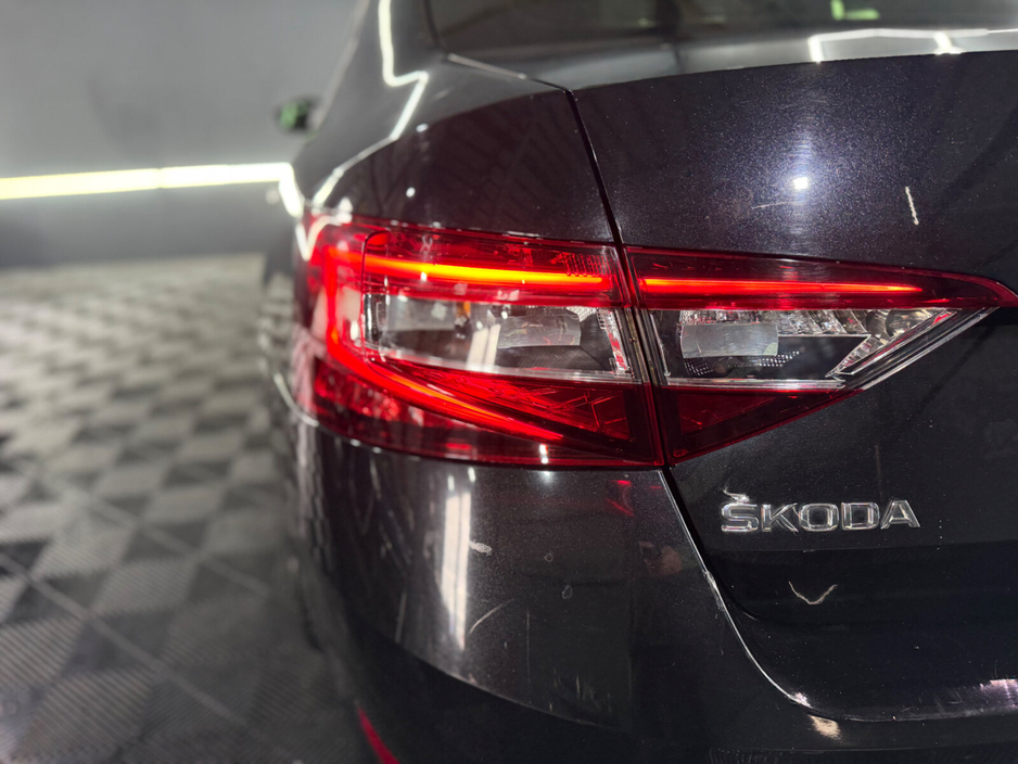 2016 Skoda Superb - image 11