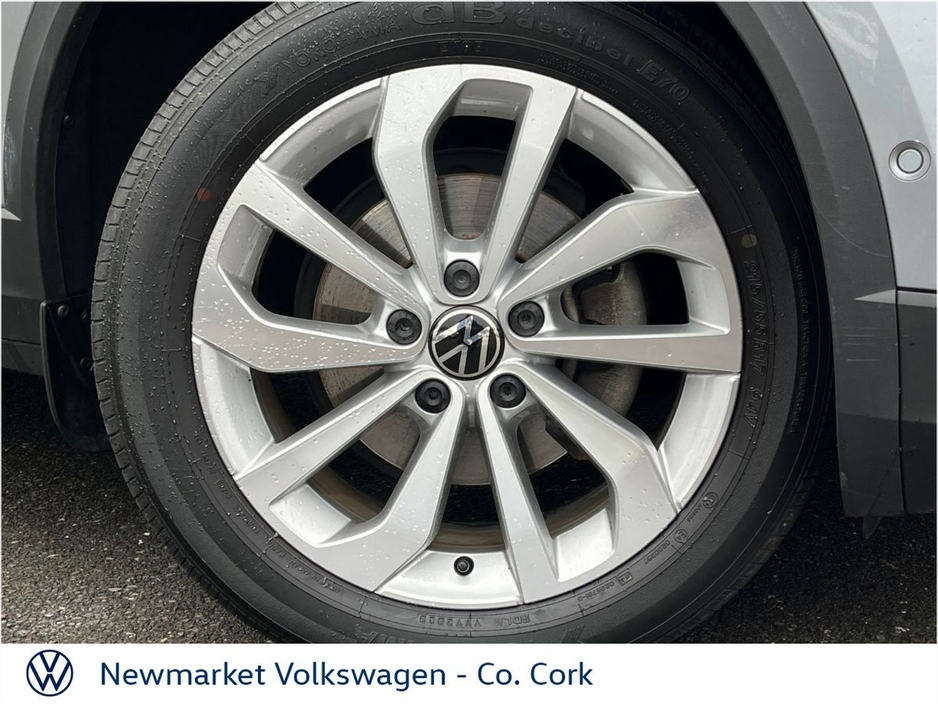 2023 Volkswagen T-Roc - image 2