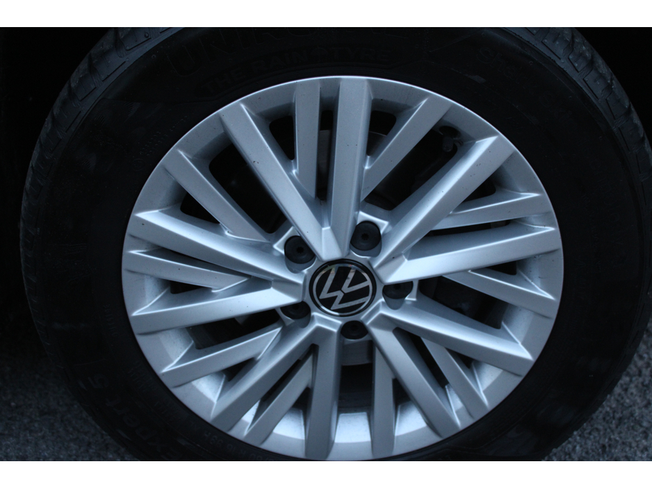 2024 Volkswagen T-Roc - image 5