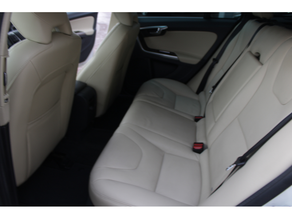 2017 Volvo V60 - image 21