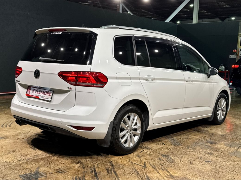 2017 Volkswagen Touran - image 3