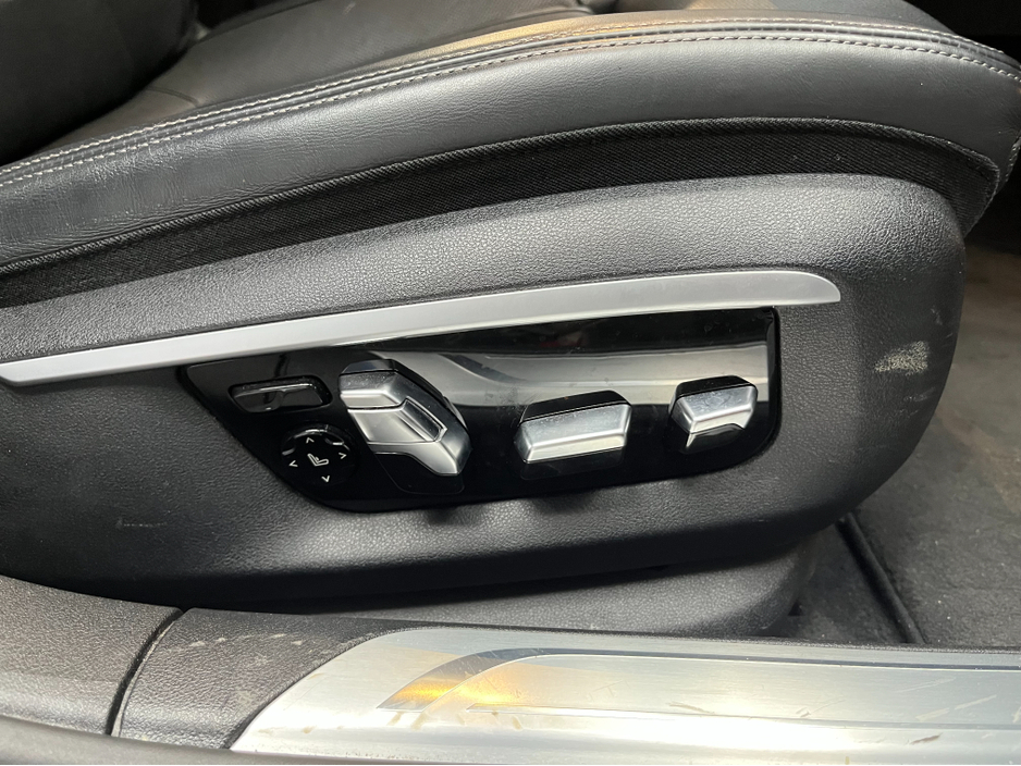 2016 BMW 7 Series 2016 BMW 740E IPERFORMANCE M-SPORT 2.0 AUTOMATIC / CRUISE CONTROL / 360° PARKING CAMERA / ELECTRIC MEMORY HEATED & MASSAGING SEATS / HEATED REAR SEATS / PANORAMIC SUNROOF / PADDLE SHIFTERS AND MORE