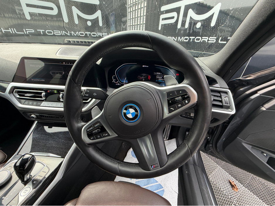 2021 BMW 3 Series - image 24