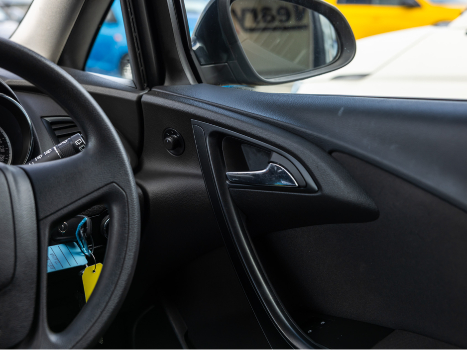 2014 Opel Astra - image 18