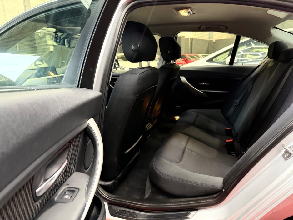 2015 BMW 3 Series - image 9