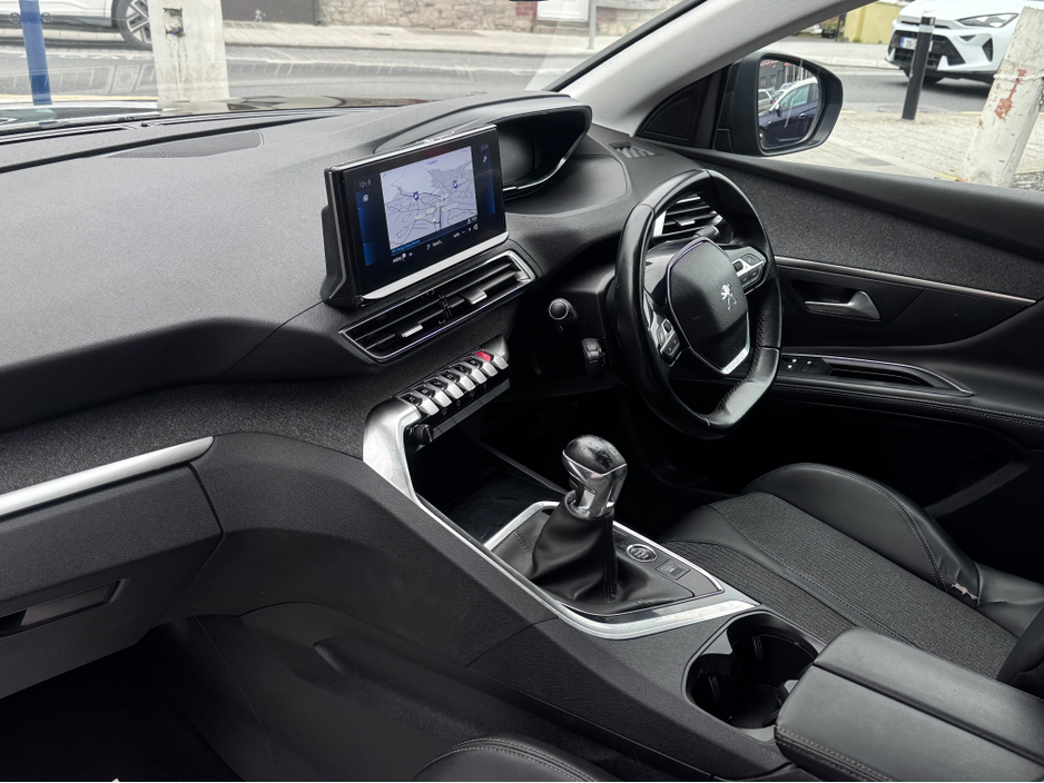 2021 Peugeot 5008 - image 8