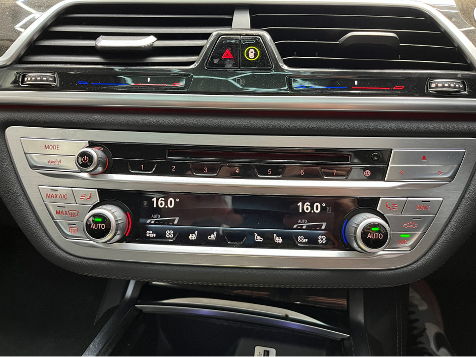 2017 BMW 7 Series - image 24