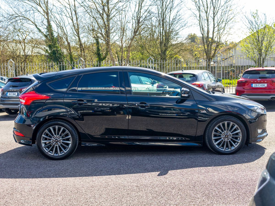 2017 Ford Focus - image 6