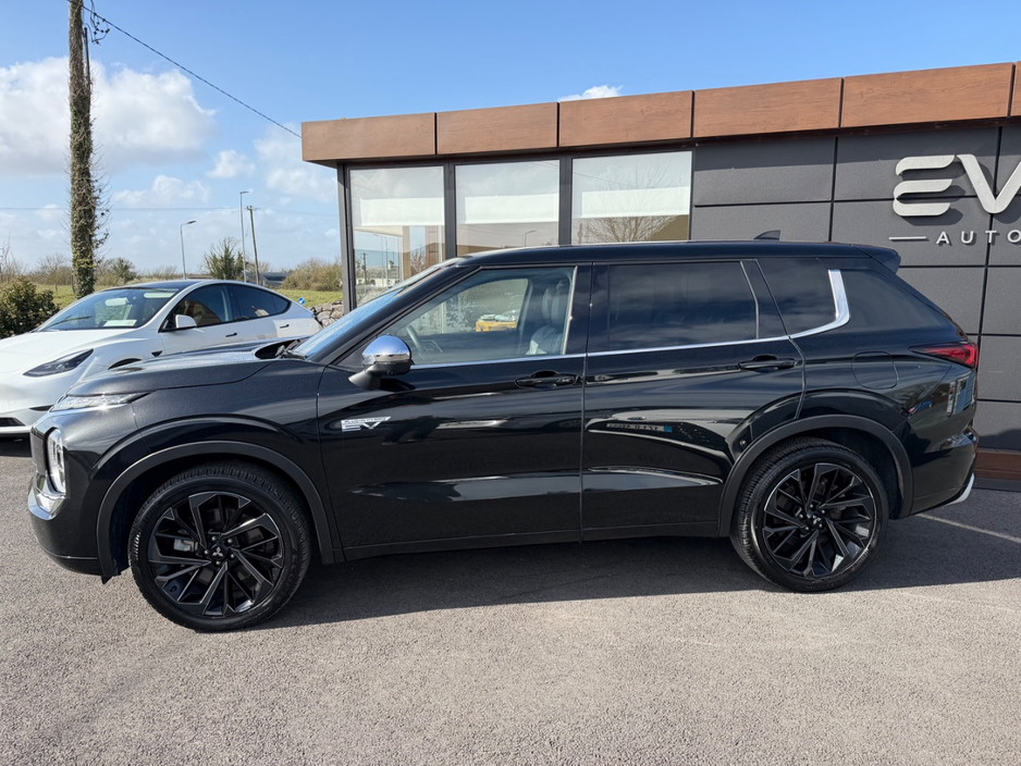 2023 Mitsubishi Outlander - image 8