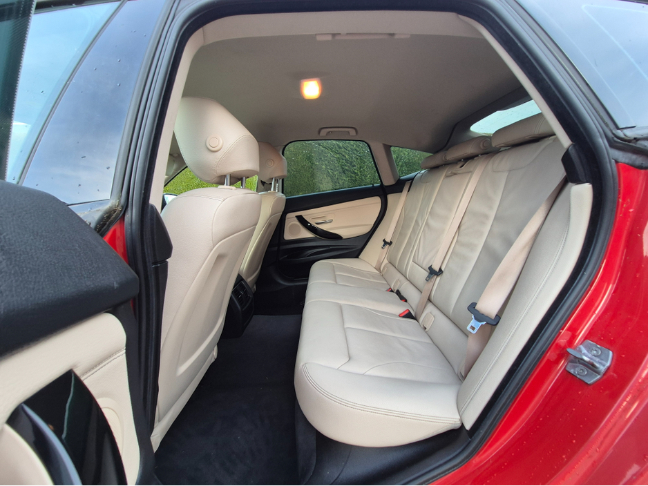 2018 BMW 3 Series - image 7