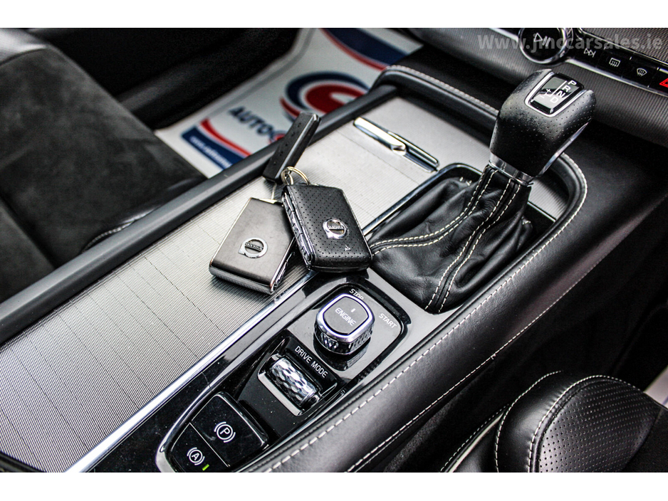 2017 Volvo XC90 D5 (235hp) AWD R-Design Geartronic €33,995