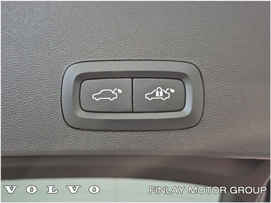 2022 Volvo XC40 - image 27