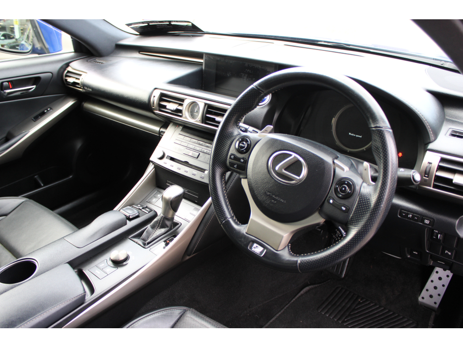 2015 Lexus IS 300 h - image 6