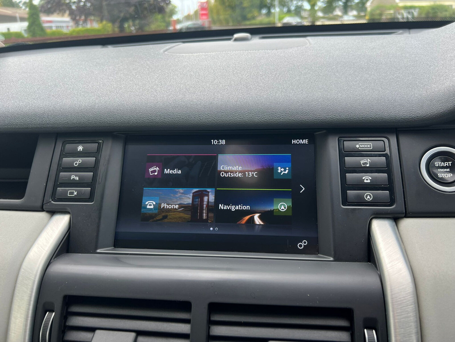 2018 Land Rover Discovery - image 14