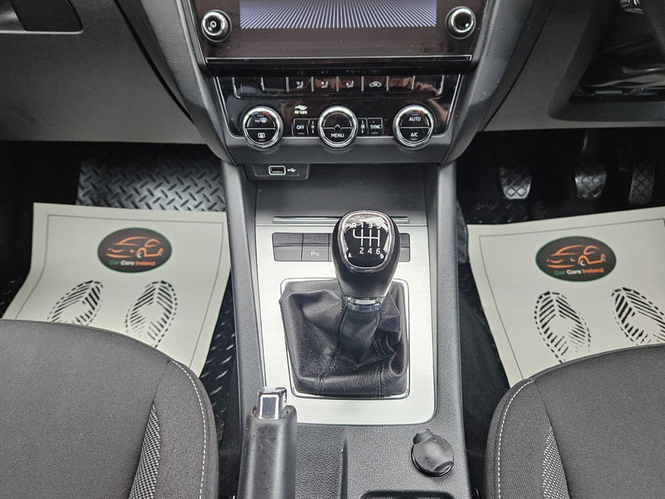2020 Skoda Octavia - image 25