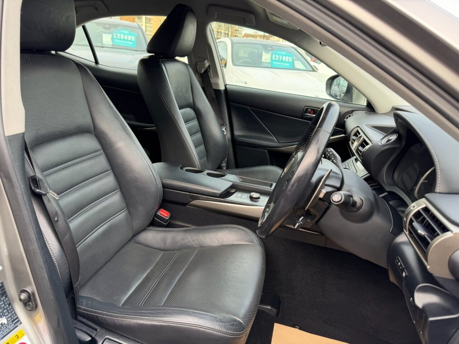 2016 Lexus IS 300 h - image 19