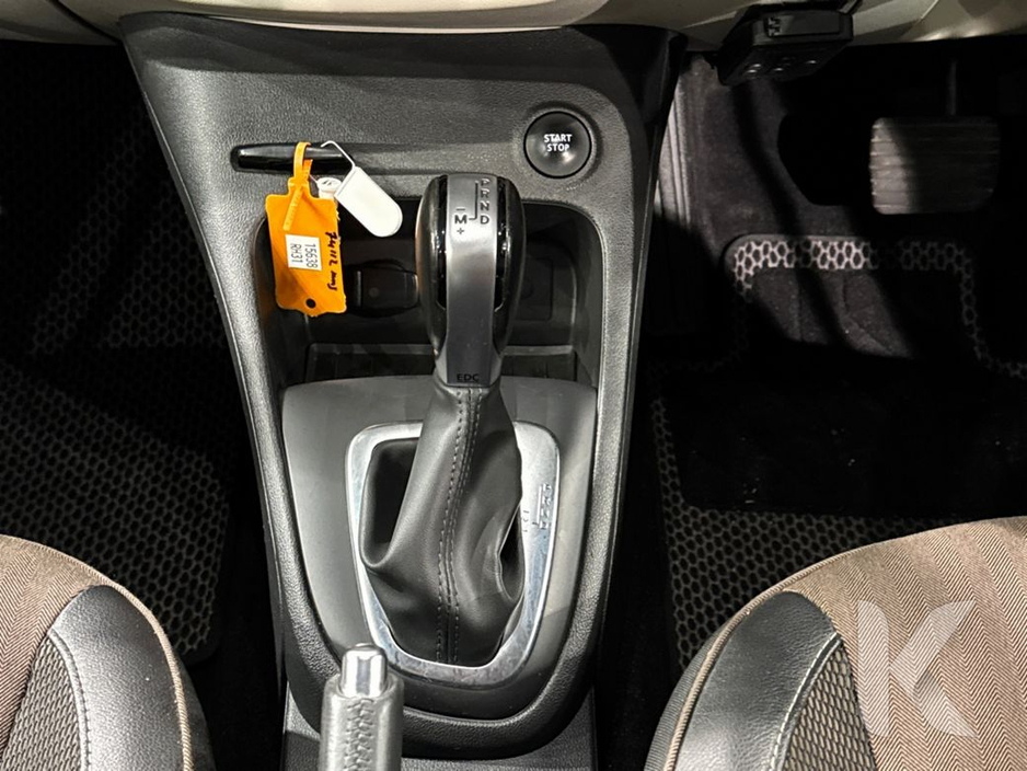 2020 Renault Captur WHITE/BLACK TWO TONE - FACTORY ALLOYS - HALF LEATHER - REVERSE CAMERA €16,950