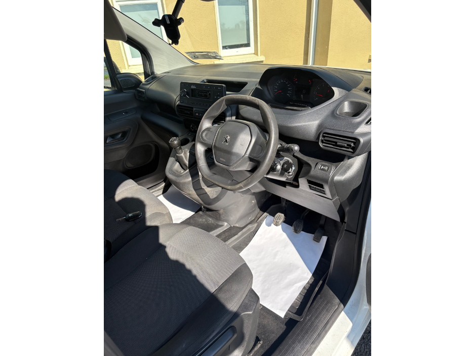 2021 Peugeot Partner - image 10