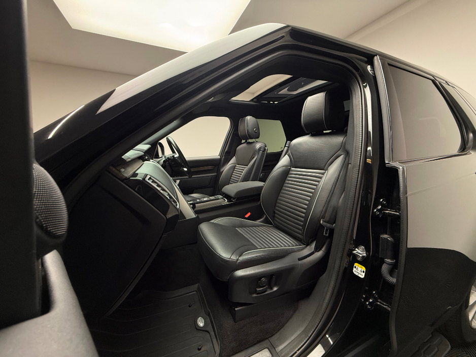 2020 Land Rover Discovery - image 17
