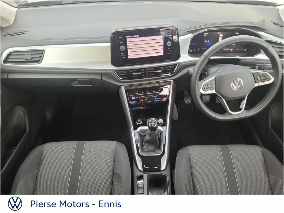 2025 Volkswagen T-Roc - image 4