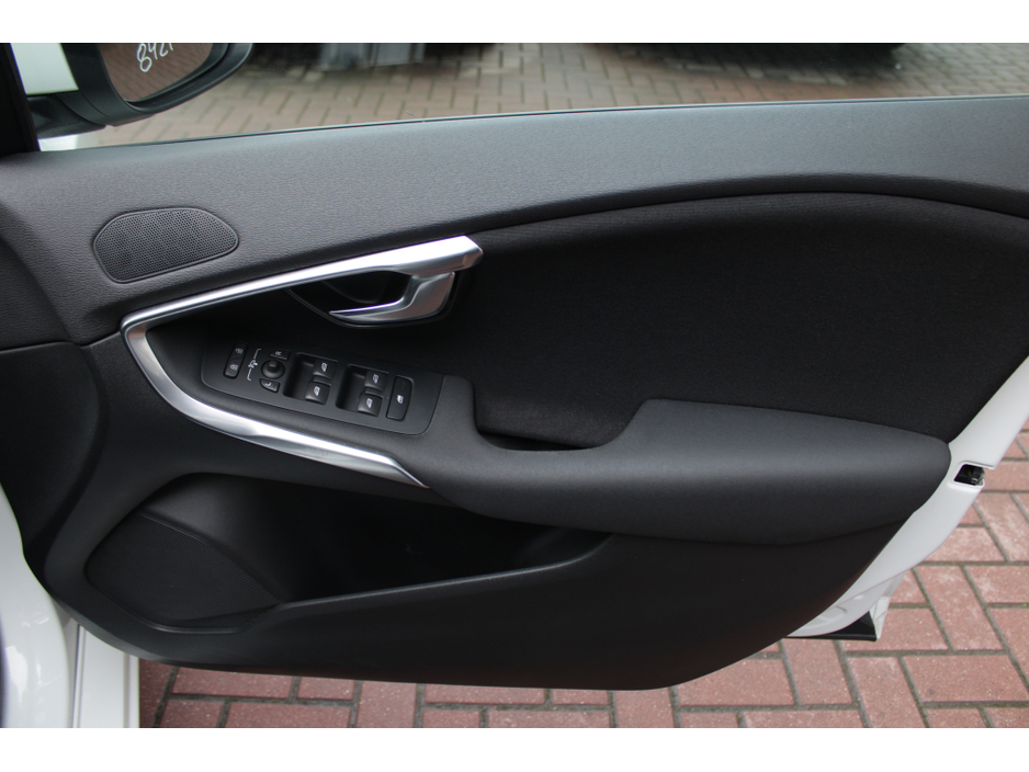 2016 Volvo V40 - image 10