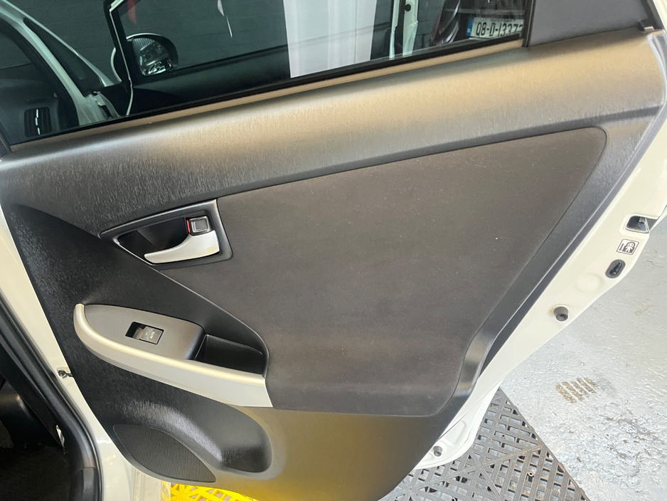 2015 Toyota Prius - image 13