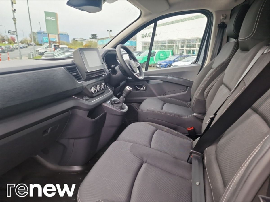 2026 Renault Trafic - image 5