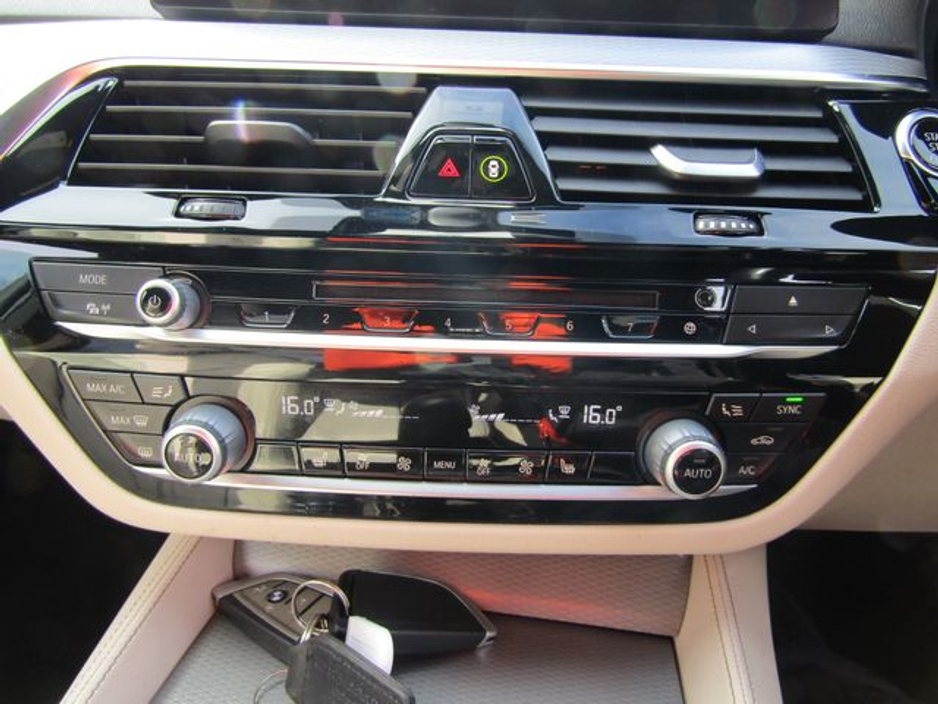 2018 BMW 5 Series - image 33