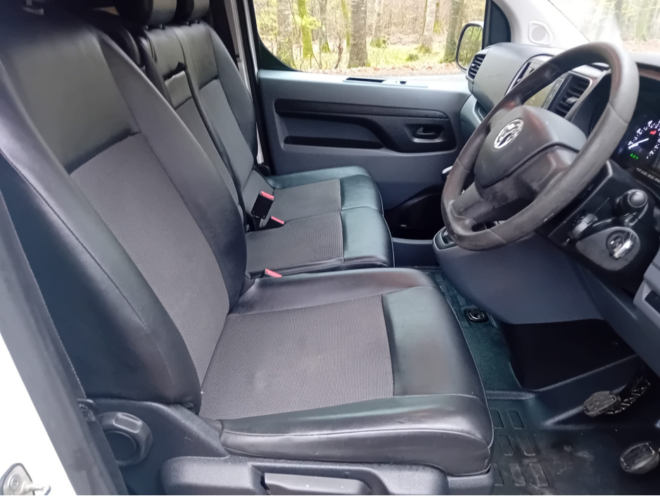 2019 Opel Vivaro - image 13