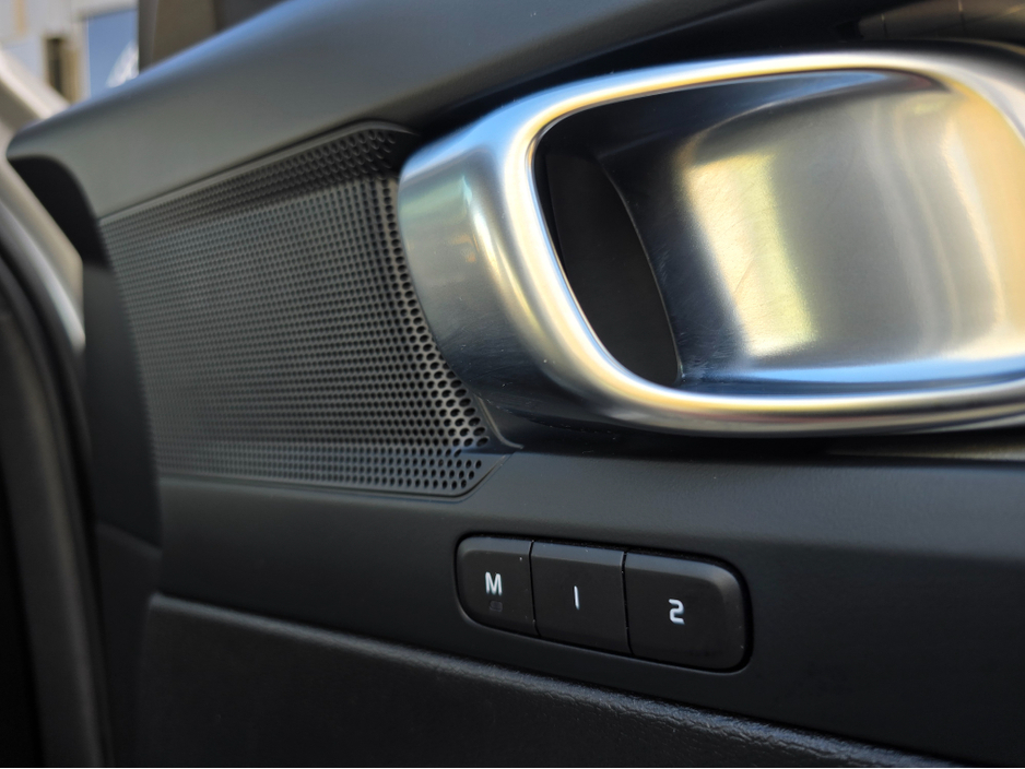 2023 Volvo XC40 - image 17