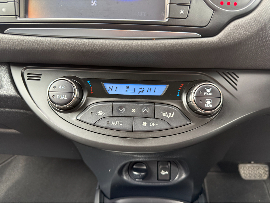 2017 Toyota Yaris - image 15