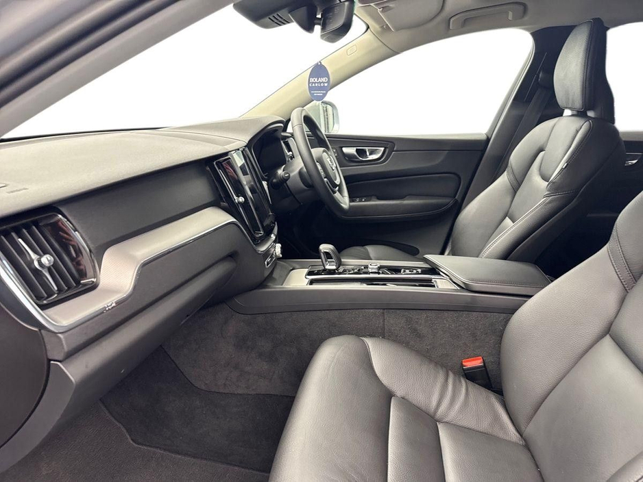 2022 Volvo XC60 - image 2