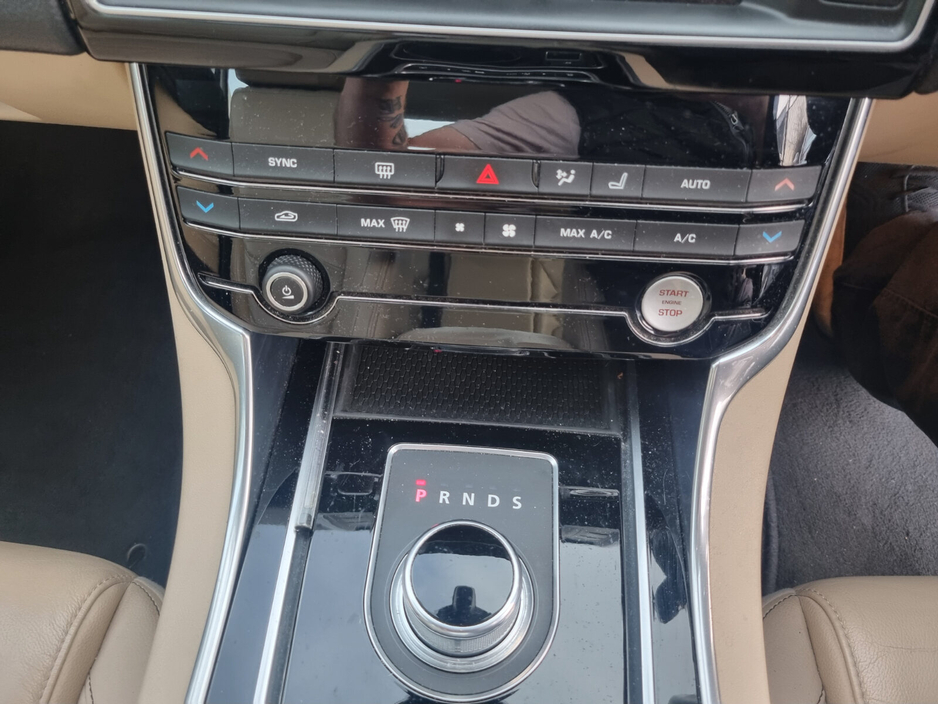 2016 Jaguar XE - image 8