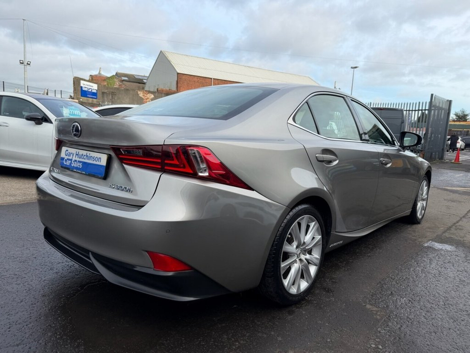 2016 Lexus IS 300 h - image 31
