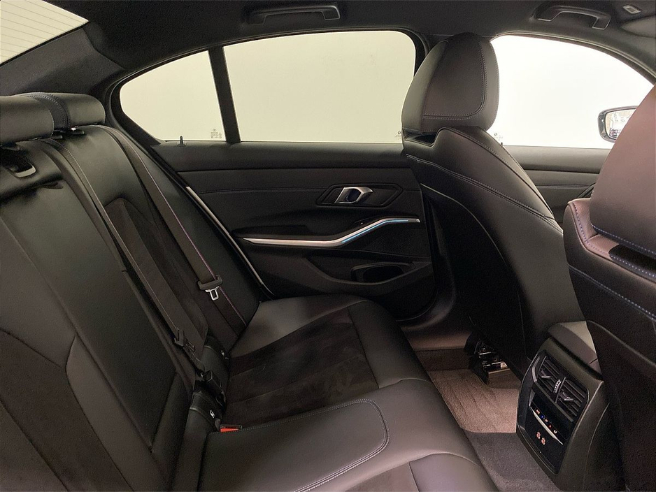 2024 BMW 3 Series - image 22