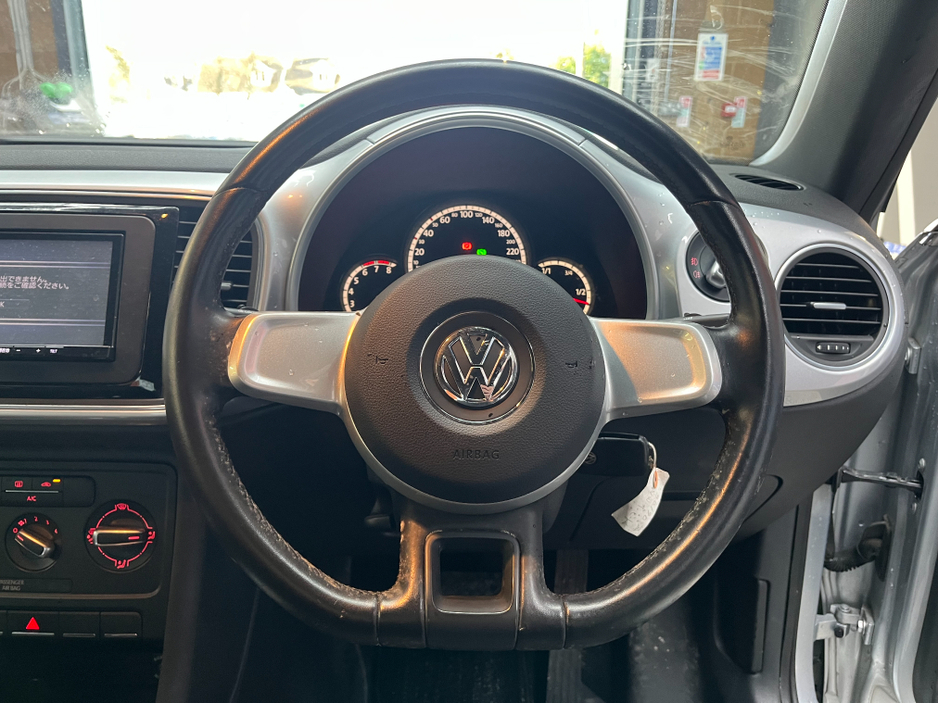 2013 Volkswagen Beetle - image 8