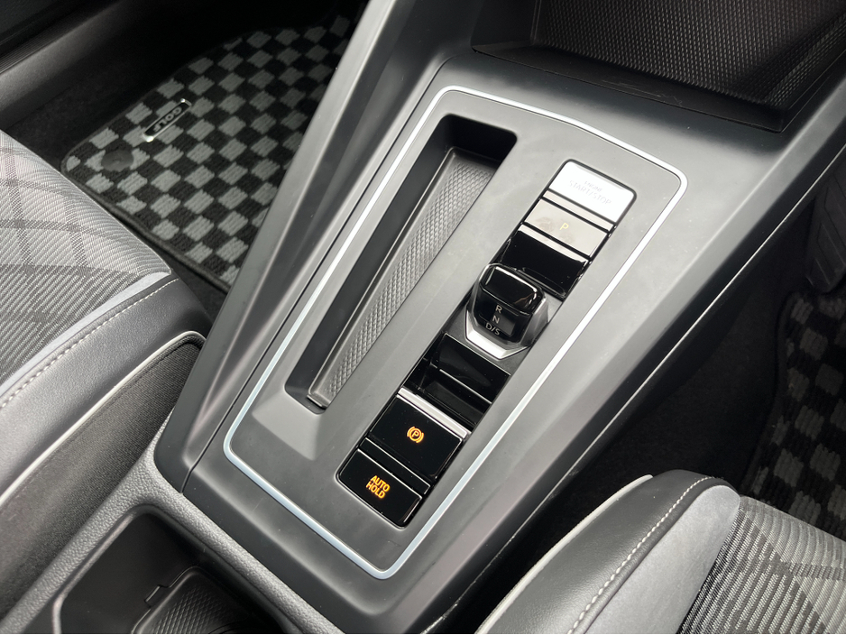 2022 Volkswagen Golf - image 16