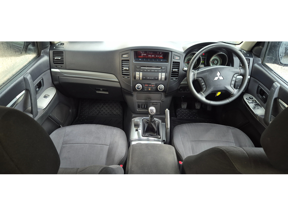 2014 Mitsubishi Pajero - image 6