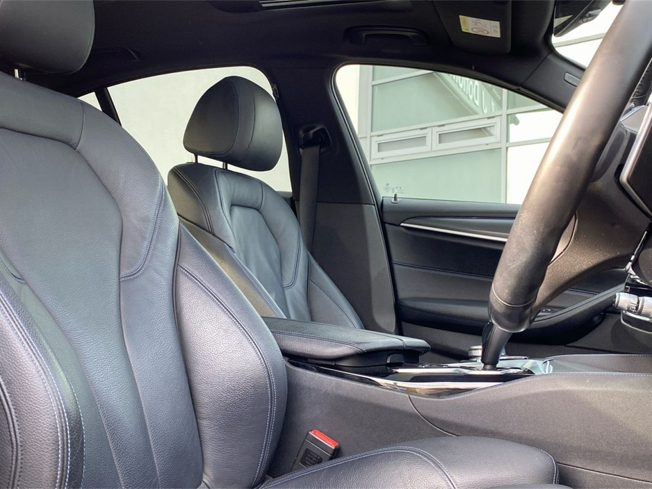 2022 BMW 5 Series - image 12