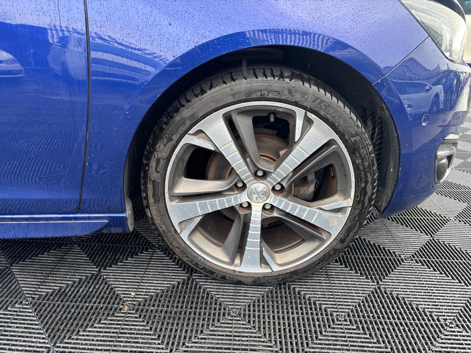 2016 Peugeot 308 - image 3