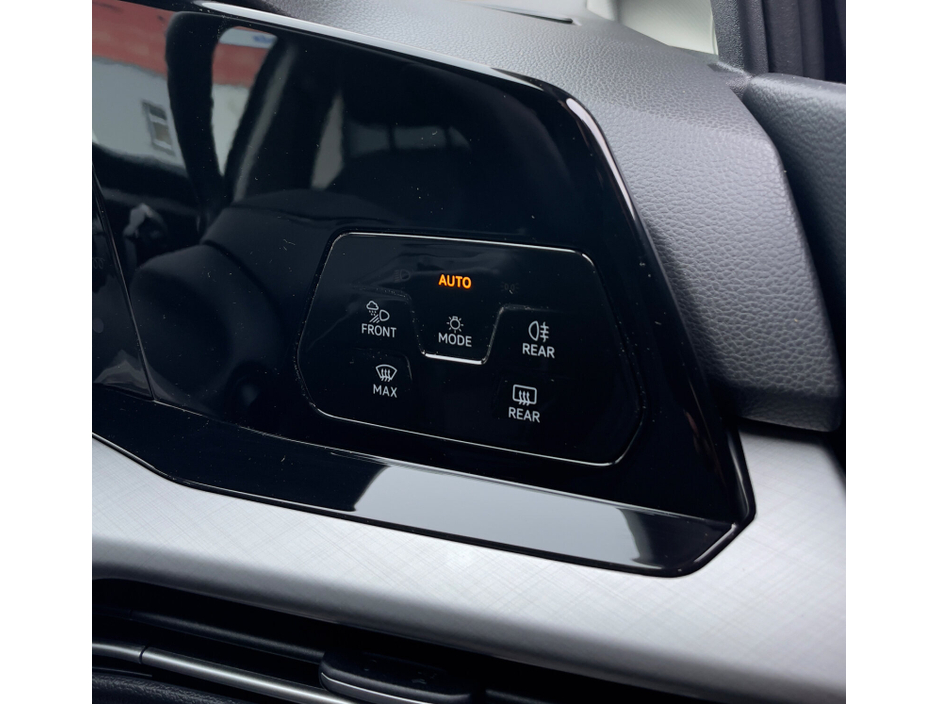 2022 Volkswagen Golf - image 12