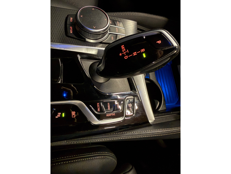 2022 BMW 5 Series - image 18