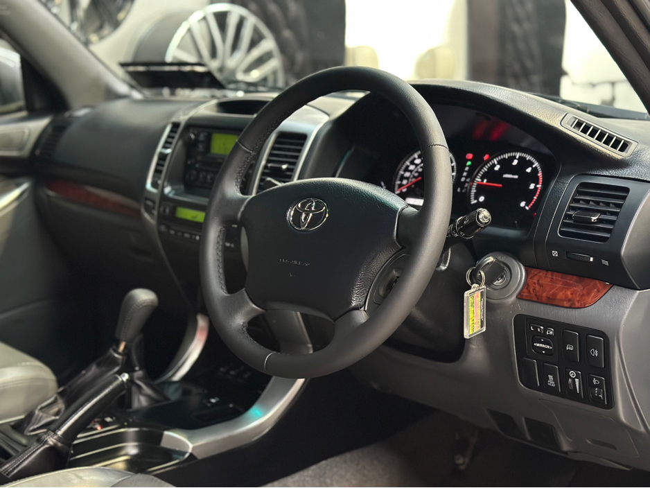 2004 Toyota Landcruiser - image 12