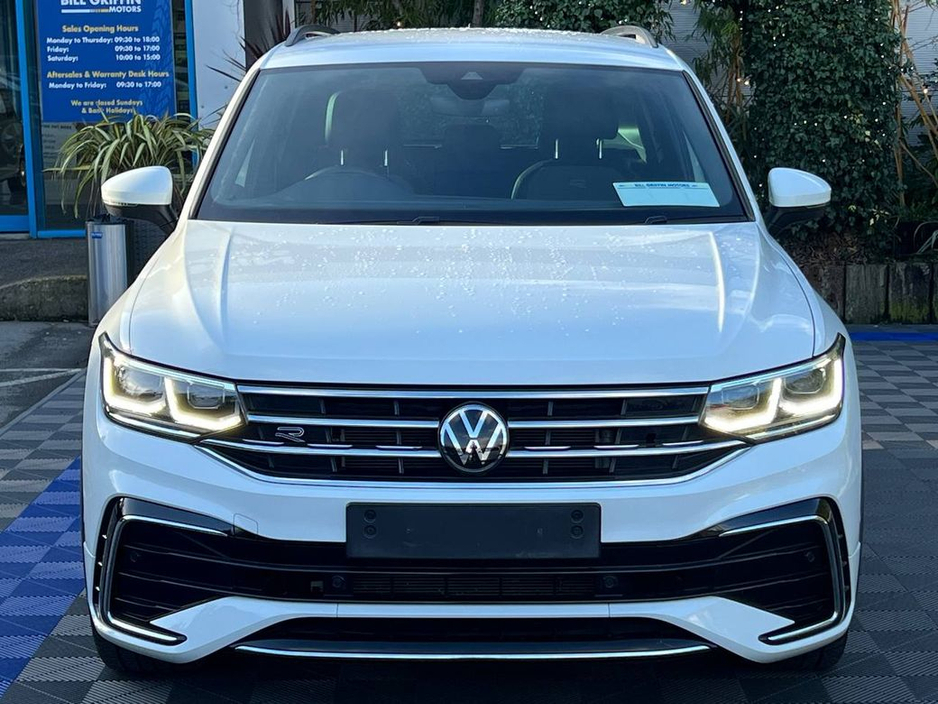 2023 Volkswagen Tiguan R-LINE 1.4 HYBRID // 20" R-LINE ALLOYS // PARKING SENSORS // APPLE CARPLAY/ANDROID AUTO €36,900