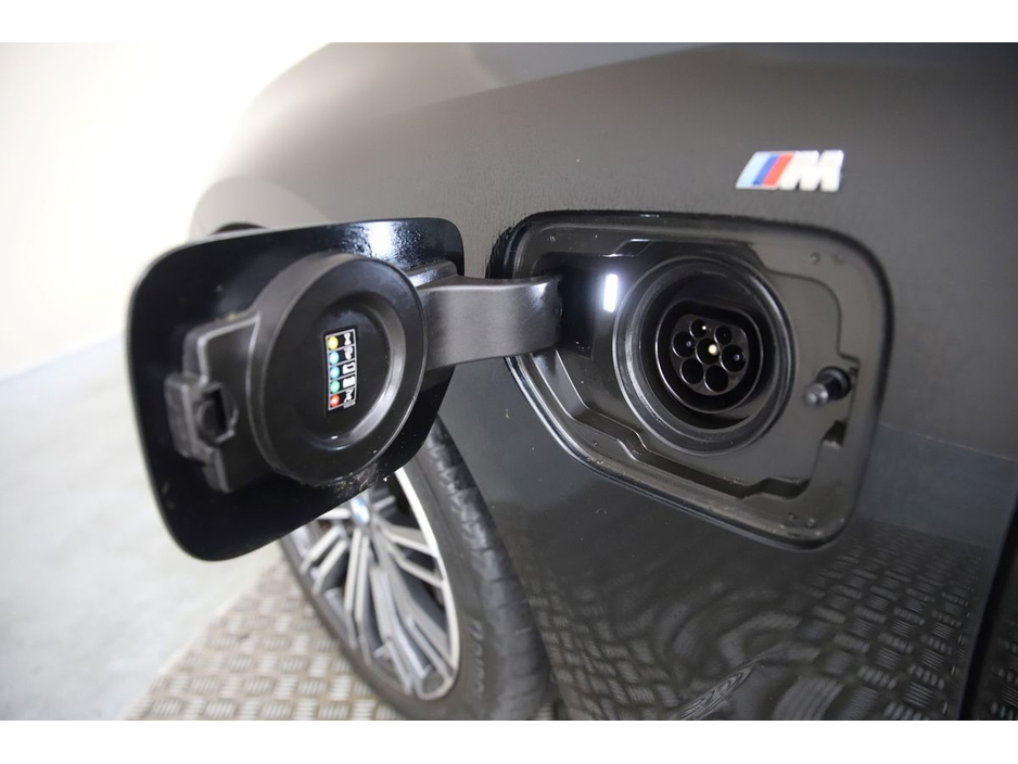 2021 BMW 3 Series - image 27