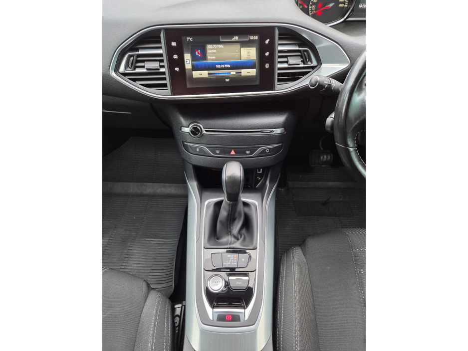 2015 Peugeot 308 - image 10