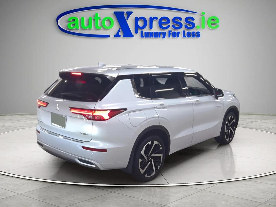 2023 Mitsubishi Outlander PHEV 4WD, Low mileage, Reversing camera