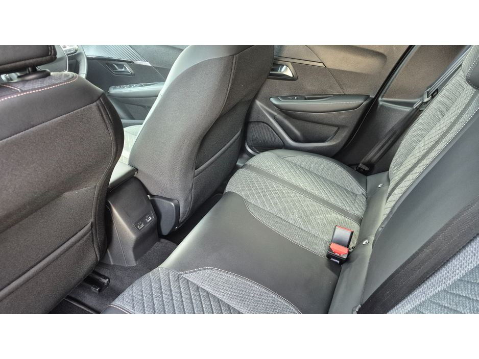 2025 Peugeot 208 - image 12